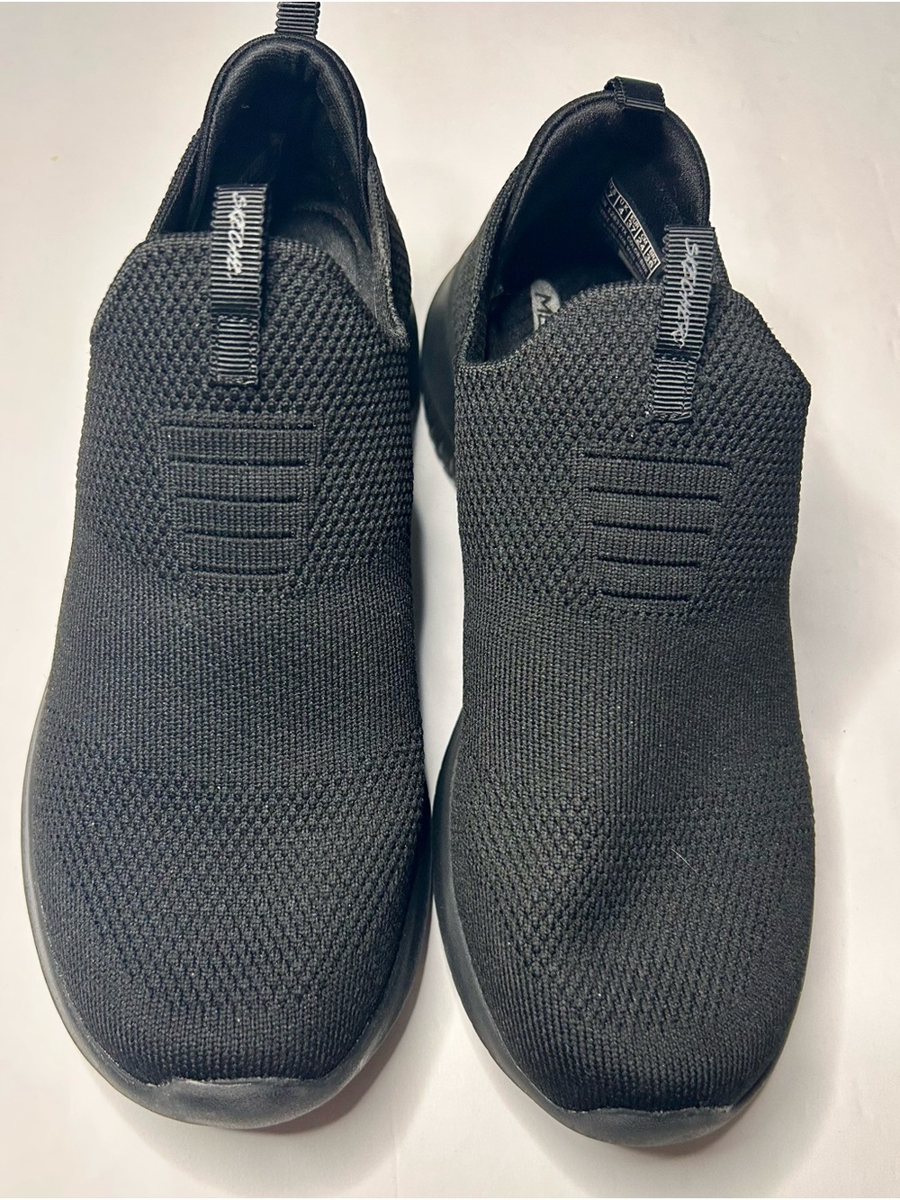 Skechers Womenโs Air-Cooled memory foam slip on Sneakers - Sz 7 Black